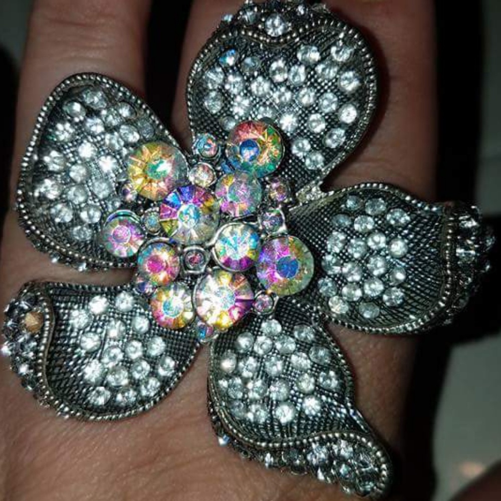 Blingy flower ring size 9